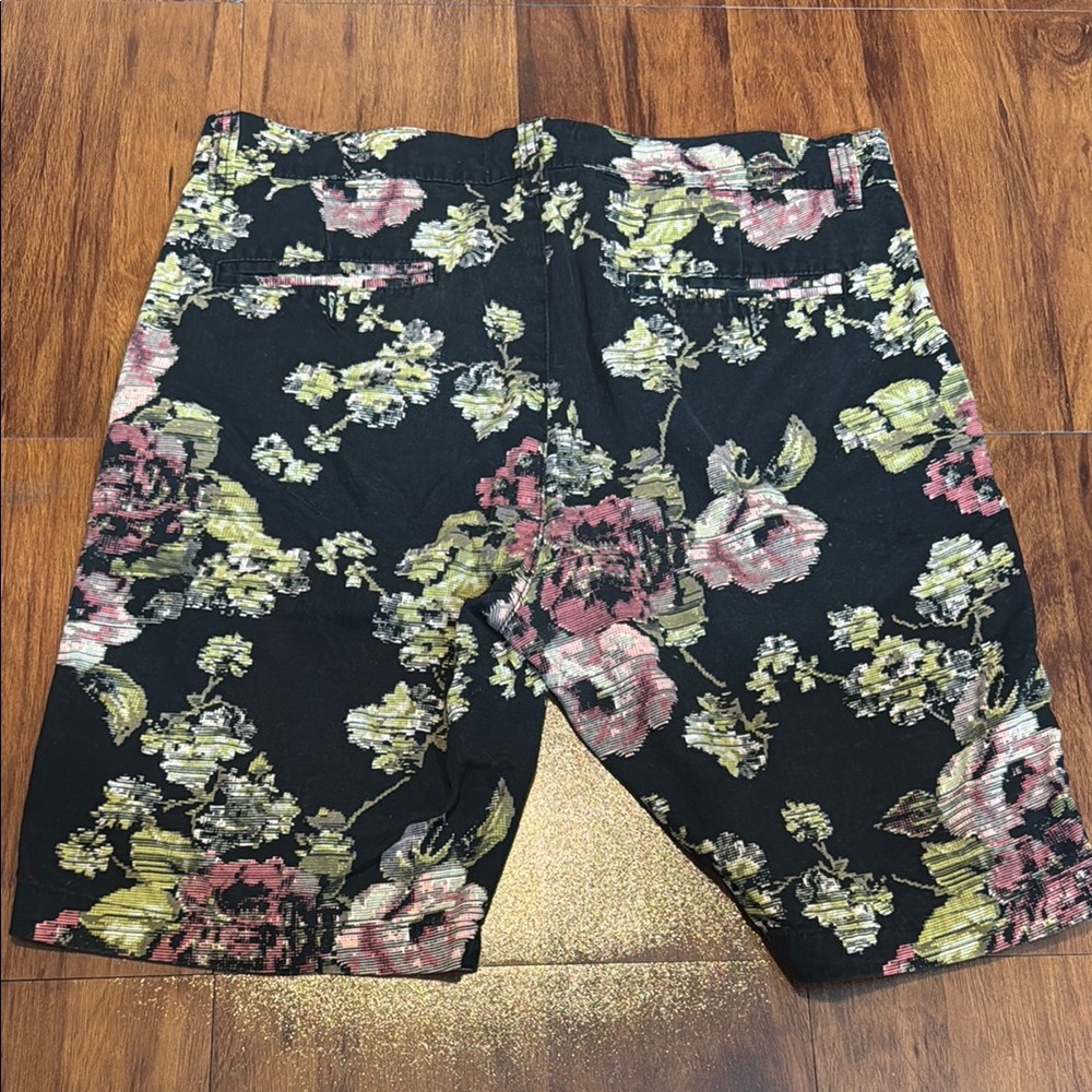 Floral Patterned Men's Shorts - Picture 3 of 3